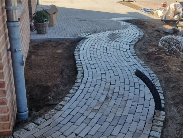 Terrassenbau Lübeck Jonasson Garten- Zaunbau Pflasterarbeiten / Auffahrten